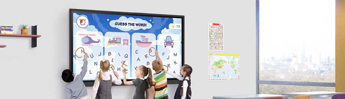 Trong lớp học, một số học sinh đang viết lên màn hình LG CreateBoard cùng một lúc.