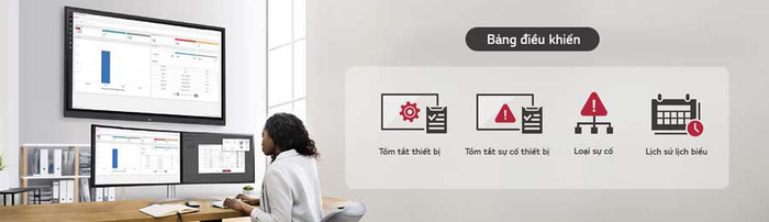 Người quản lý CNTT đang quản lý/kiểm soát trạng thái của LG CreateBoard qua LG ConnectedCare DMS.